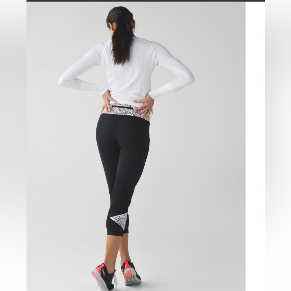 Lululemon Pace Rival Crop
Black / Miss Mosaic Black